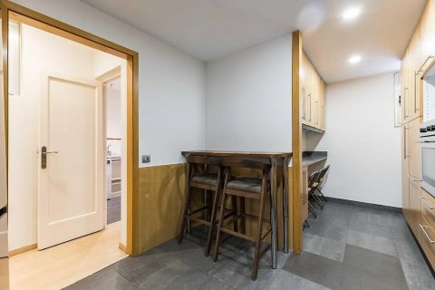 Apartamento de 4 dormitorios en venta en Barcelona, Cataluña, Spain № 1779 - foto 21