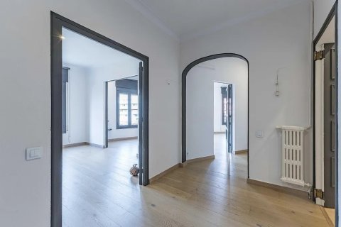 Apartamento de 4 dormitorios en venta en Barcelona, Cataluña, Spain № 1779 - foto 3
