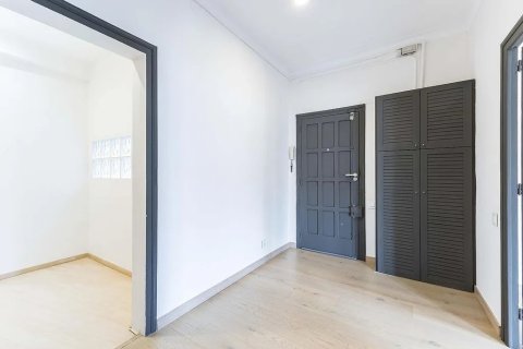 Apartamento de 4 dormitorios en venta en Barcelona, Cataluña, Spain № 1779 - foto 2