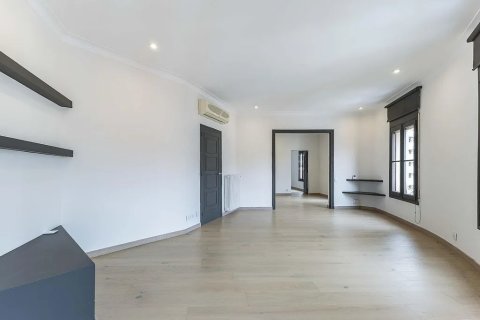 Apartamento de 4 dormitorios en venta en Barcelona, Cataluña, Spain № 1779 - foto 11