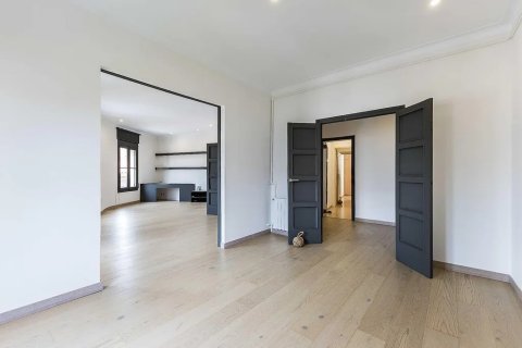 Apartamento de 4 dormitorios en venta en Barcelona, Cataluña, Spain № 1779