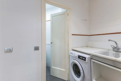 Apartamento de 4 dormitorios en venta en Barcelona, Cataluña, Spain № 1779 - foto 29