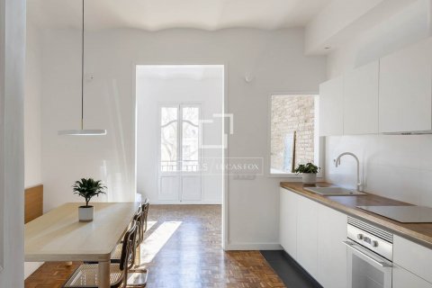 Купить квартиру в Барселона, Испания с 2 спальни, 81м², № 8549 - фото 2