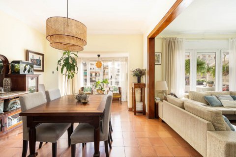 Apartamento de 5 dormitorios en venta en Barcelona, Cataluña, Spain № 8798 - foto 2