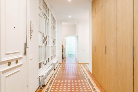 Apartamento de 4 dormitorios en venta en Barcelona, Cataluña, Spain № 8796 - foto 30