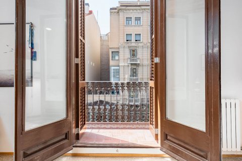 Apartamento de 4 dormitorios en venta en Barcelona, Cataluña, Spain № 8796 - foto 27