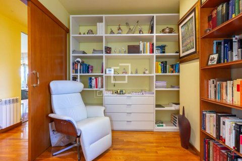 Apartamento de 4 dormitorios en venta en Esplugues de Llobregat, Barcelona, Cataluña, Spain № 8642 - foto 25