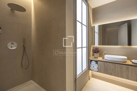 Apartamento de 2 dormitorios en venta en Barcelona, Cataluña, Spain № 8646 - foto 18