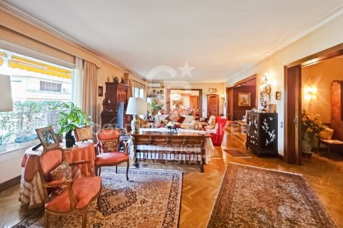 Apartamento de 7 dormitorios en venta en Barcelona, Cataluña, Spain № 5652 - foto 2