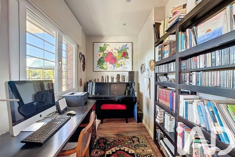 Сasa de 6 dormitorios en venta en Teia, Barcelona, Cataluña, Spain № 4728 - foto 13
