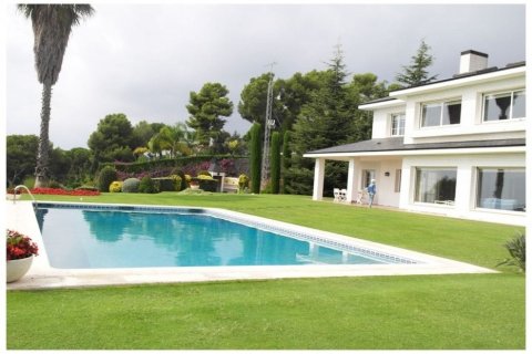 Villa de 6 dormitorios en venta en Sant Andreu de Llavaneres, Barcelona, Cataluña, Spain № 934 - foto 4