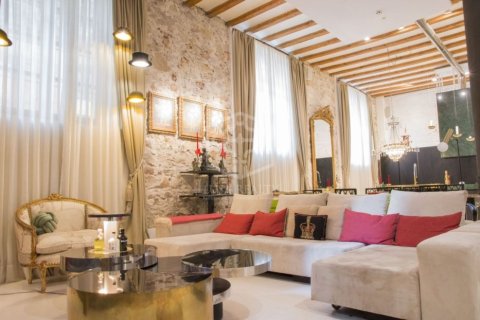 Apartamento de 3 dormitorios en venta en Barcelona, Cataluña, Spain № 937