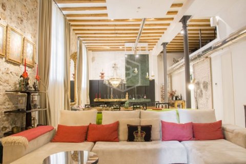 Apartamento de 3 dormitorios en venta en Barcelona, Cataluña, Spain № 937 - foto 2