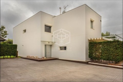 Villa de 4 dormitorios en venta en Sant Andreu de Llavaneres, Barcelona, Cataluña, Spain № 940