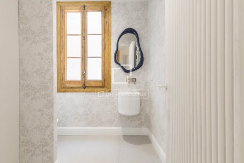 4 bedrooms apartment for sale in Barcelona, Catalonia, Spain № 8708 - photo 24