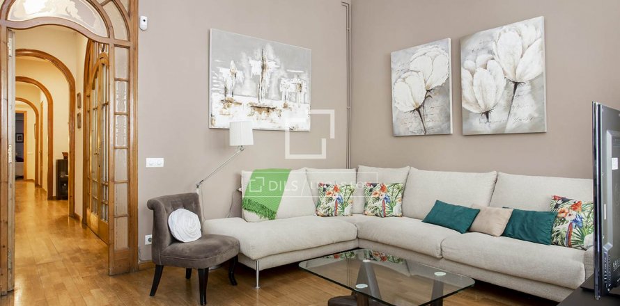 3 bedrooms apartment for sale in Barcelona, Catalonia, Spain № 8696