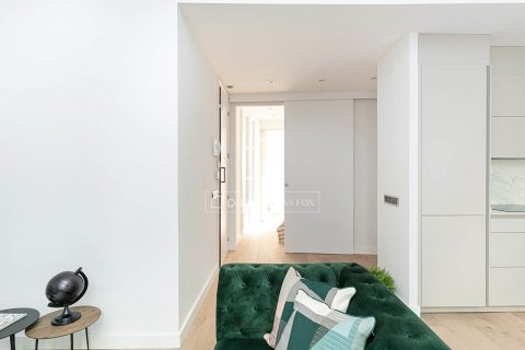 Apartamento de 2 dormitorios en venta en Barcelona, Cataluña, Spain № 8694 - foto 14