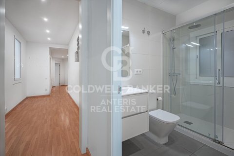 Apartamento de 4 dormitorios en venta en Barcelona, Cataluña, Spain № 7731 - foto 21