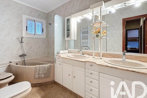 Сasa de 5 dormitorios en venta en El Vendrell, Tarragona, Cataluña, Spain № 4645 - foto 28
