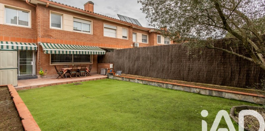Casa adosada de 4 dormitorios en venta en La Roca del Vallès, Barcelona, Cataluña, Spain № 4647
