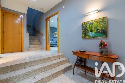 Casa adosada de 4 dormitorios en venta en La Roca del Vallès, Barcelona, Cataluña, Spain № 4647 - foto 2
