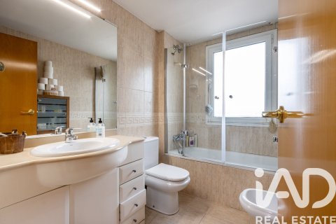 Casa adosada de 4 dormitorios en venta en La Roca del Vallès, Barcelona, Cataluña, Spain № 4647 - foto 29