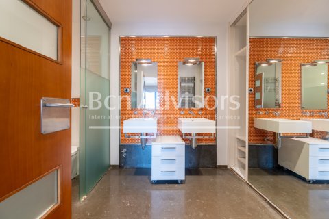 Apartamento de 3 dormitorios en venta en Barcelona, Cataluña, Spain № 2844 - foto 27