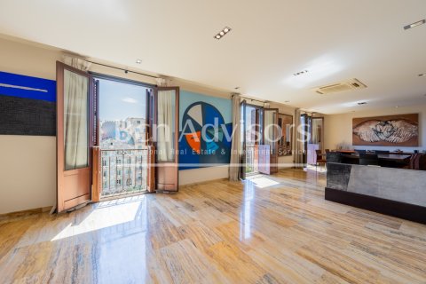 Apartamento de 3 dormitorios en venta en Barcelona, Cataluña, Spain № 2844