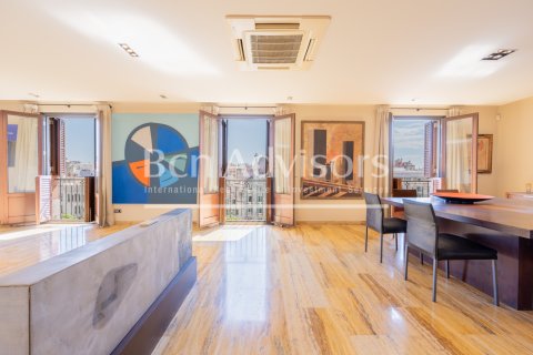 Apartamento de 3 dormitorios en venta en Barcelona, Cataluña, Spain № 2844 - foto 2