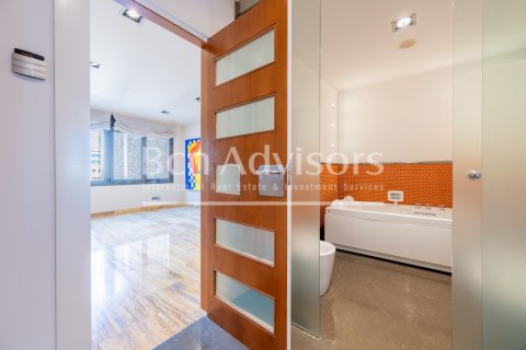 Apartamento de 3 dormitorios en venta en Barcelona, Cataluña, Spain № 2844 - foto 29