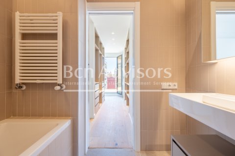 Ático de 3 dormitorios en venta en Barcelona, Cataluña, Spain № 2846 - foto 28
