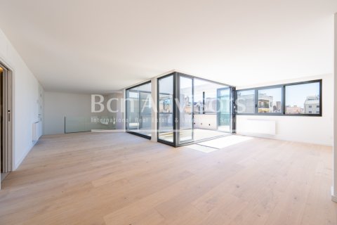 Ático de 3 dormitorios en venta en Barcelona, Cataluña, Spain № 2846 - foto 2