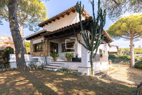 Villa de 4 dormitorios en venta en Vilassar de Dalt, Barcelona, Cataluña, Spain № 3892