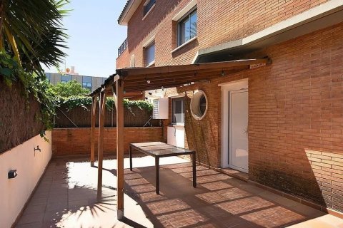 Casa adosada de 4 dormitorios en venta en Castelldefels, Barcelona, Cataluña, Spain № 1402 - foto 4