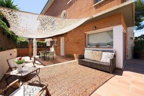 Casa adosada de 4 dormitorios en venta en Castelldefels, Barcelona, Cataluña, Spain № 1402