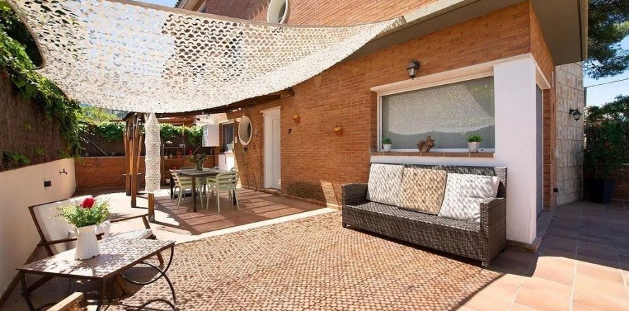 Casa adosada de 4 dormitorios en venta en Castelldefels, Barcelona, Cataluña, Spain № 1402