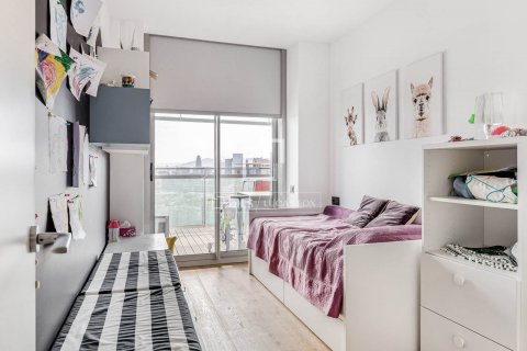 Apartamento de 3 dormitorios en venta en Barcelona, Cataluña, Spain № 8485 - foto 16