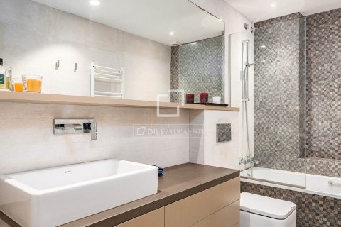 Apartamento de 4 dormitorios en venta en Barcelona, Cataluña, Spain № 8489 - foto 21