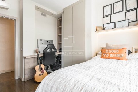 Apartamento de 4 dormitorios en venta en Barcelona, Cataluña, Spain № 8489 - foto 17