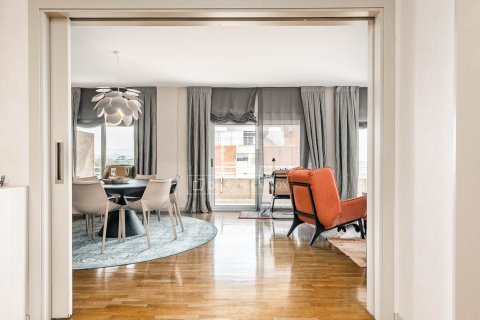 Apartamento de 4 dormitorios en venta en Barcelona, Cataluña, Spain № 8489 - foto 3