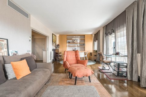 Apartamento de 4 dormitorios en venta en Barcelona, Cataluña, Spain № 8489 - foto 2