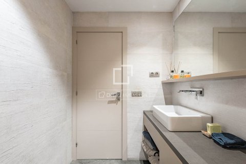 Apartamento de 4 dormitorios en venta en Barcelona, Cataluña, Spain № 8489 - foto 22