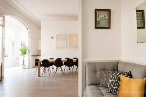 Apartamento de 4 dormitorios en venta en Barcelona, Cataluña, Spain № 1628 - foto 25
