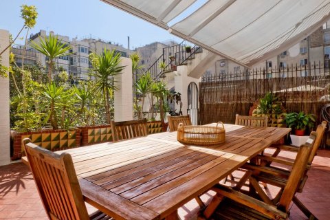 Apartamento de 4 dormitorios en venta en Barcelona, Cataluña, Spain № 1628 - foto 3
