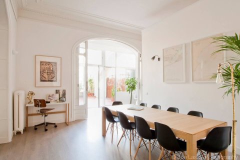 Apartamento de 4 dormitorios en venta en Barcelona, Cataluña, Spain № 1628 - foto 24