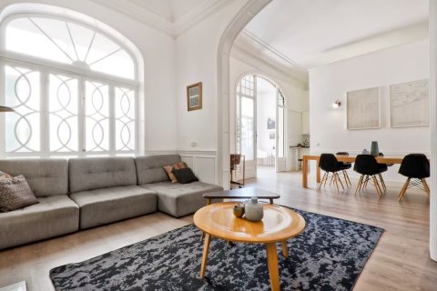 Apartamento de 4 dormitorios en venta en Barcelona, Cataluña, Spain № 1628 - foto 2