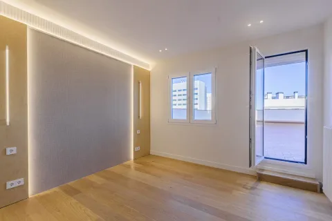 Apartamento de 4 dormitorios en venta en Barcelona, Cataluña, Spain № 1630 - foto 4