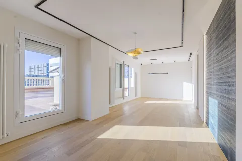Apartamento de 4 dormitorios en venta en Barcelona, Cataluña, Spain № 1630 - foto 3