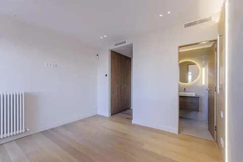 Apartamento de 4 dormitorios en venta en Barcelona, Cataluña, Spain № 1630 - foto 16