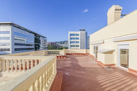 Apartamento de 4 dormitorios en venta en Barcelona, Cataluña, Spain № 1630 - foto 2